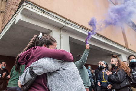 Occupants of the houses with eviction orders hug after the suspension of the eviction execution order.
The Barcelona Housing Union stops an eviction of a family made up by a couple and a little girl.
On April 14, the president of the Spanish government, Pedro Sanchez, announced the extension, for three more months from May 9, of the ban on evictions in the period of the state of alarm of the coronavirus pandemic. Despite the prohibition, evictions continue to happen and the Housing Unions continue to act to prevent them.