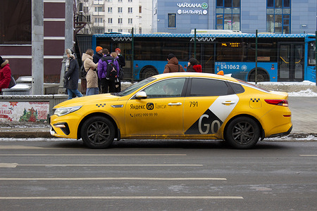 A Yandex-branded car picks up a passenger in Moscow. Yandex has agreed to buy 29% in MLU B.V., the company's joint venture with Uber, for about $925 million. According to the media reports, Uber has decided to accelerate the sale of the shares in the joint venture with Yandex due to the geopolitical situation.