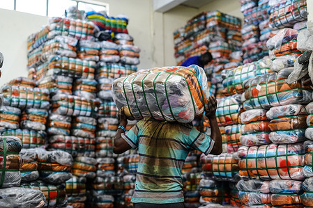 A worker carries a bale of imported second-hand clothes to a warehouse. Data from the Massachusetts Institute of Technology (MIT) shows that Kenya imported secondhand clothes and textiles worth Sh38.5 billion ($298 million) in 2023, surpassing Nigeria, Africa’s most populous country.