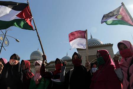 Protester carry the Indonesian and Palestine flag during the demonstration. Muslim people in Aceh held a demonstration against the attitude of US President Donald Trump. Hundreds of Muslims in Aceh have strongly condemned the policies of US President Donald Trump, who has declared Jerusalem to be the capital of Israel.