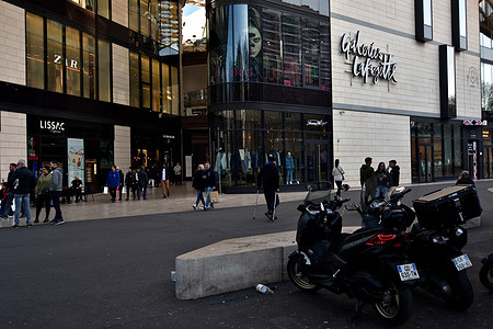 People walk past a Galeries Lafayette building in Marseille. 26 Galeries Lafayette stores in the region will be placed under court safeguard and not placed in receivership as previously announced. Michel Ohayon, who controls these stores, specifies that their situation is healthy and that there is no cessation of payment. This does not concern Galeries Lafayette in Paris on boulevard Haussmann, which does not belong to the same group.