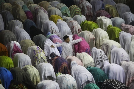 Indonesian Muslims offer special 'Tarawih' prayers on the first night of the holy month of Ramadan at the Istiqlal mosque on May 26, 2017 in Jakarta, Indonesia. During the holy month of Ramadan, Muslims around the world undertake fasting, abstaining from foods, sex and distractions from dawn to dusk as an exercise in strengthening the will and spiritual cleansing.