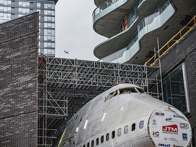 The aircraft, identified as N178UA, first flew in 1990 and was retired in 2017 after decades of long-haul service. During its operational life, it carried up to 374 passengers. A decommissioned Boeing 747 fuselage has been installed between two 47-story residential towers at 1200 Stewart Street., creating a striking centerpiece that pays tribute to Seattle’s aviation legacy.