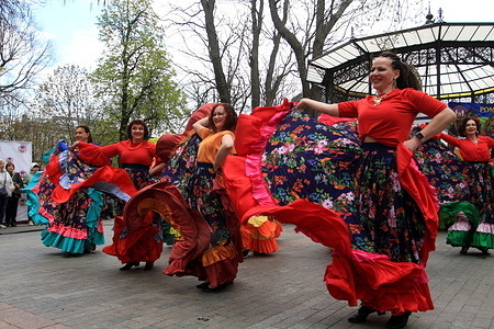 The Gypsy show "Gypsy Fire" performs for those present at the City Garden in honor of International Roma Day. On April 8, Ukraine and the world celebrate International Roma Day — a day that speaks not only about culture and traditions, but also about respect, equality, and visibility of the Roma community. The purpose of such events is to show the diversity of nationalities living in Ukraine.