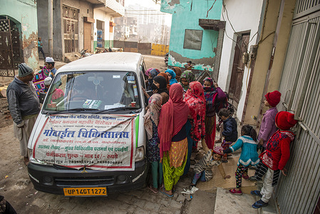 Residents are seen gathering around the charitable mobile clinic to avail themselves medicines and doctor consultations.
The mobile clinic operates in designated places particularly in the slum areas of Ghaziabad City with the help of Tirthankar Lord Mahavir Charitable Hospital. They go twice a week and charge 10 Indian rupees for medicines and doctor consultation.