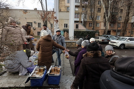 Volunteers from the charity "Feed. Love. Pray" distribute free food to those in need on Malaya Arnautskaya Street Volunteers from the charity "Feed. Love. Pray" distribute free food to those in need twice a week on Malaya Arnautskaya Street This is especially important given Russia's ongoing military aggression and the growing number of internally displaced persons.