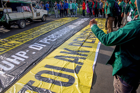 Protesters unfurled a banner that says rejecting the Draft Criminal Code during the demonstration at the Jakarta Parliament building. The student alliance held a demonstration at the DPR Building, rejecting the draft law on the Criminal Code or RKUHP which containes several controversial articles. Besides that, the students scattered flowers to commemorate the 5 victims who died rejecting the RKUHP at the DPR in 2019.