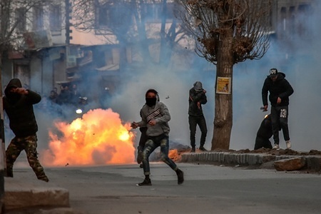 A tear gas canister fired by Indian policemen explodes near the Kashmiri protesters during clashes in Srinagar.
Clashes erupted in old city of Srinagar against the killing of 4 civilians and 2 rebels allegedly in army firing on Sunday in district Shopian, south of Srinagar city.
