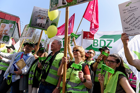 Members of various unions during the rally. In the second round of negotiations on the 2018 earnings round, the civil servants' federation and collective bargaining union (dbb) demanded among other things 6% more wages and 100% increase in pay for trainees from federal and local governments.
