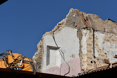 View of a dilapidated building being demolished in Marseille.
The Aix-Marseille-Provence metropolis has undertaken the demolition of a dilapidated building comprising of house and a shop.