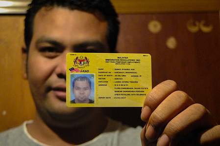 Syahrul holding his visa and working permit proudly. He first arrived to Malaysia illegaly and after he made a sufficient money then he made all the documents to be a legal migrant worker.
Malaysia count almost 1.7 million migrant workers in the country which Indonesian are the highest, around 728,870 peoples. Syahrul, an Indonesia worker is one of the migrant who originally come from Aceh, he has been working at Selangor for almost 10 years. Salary in Malaysia are much higher than Aceh, that’s the main reason why he came to live here as he had to find a way to help his family to live a proper life, since this wasn’t possible in his hometown. He now work as a supervisor staff in a grocery shop owned by an other Indonesian man from Aceh, and he sleep at the back of the shop in a tiny room, borrow by the owner.