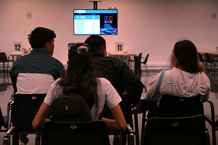 People wait their turn to process their official documentation to regularize their legal status in Spain at the citizen service office in Hospitalet de Llobregat, Barcelona. Spain has begun an extraordinary process of regularizing immigrants that allows them to obtain residence and work permits for one year, with applications open until June 30, 2026.
Approximately 23,000 people in Hospitalet de Llobregat are awaiting the regularization of their immigration status, and the city council has set up a municipal complex to assist those who come to the Citizen Service Office and thus expedite the process.