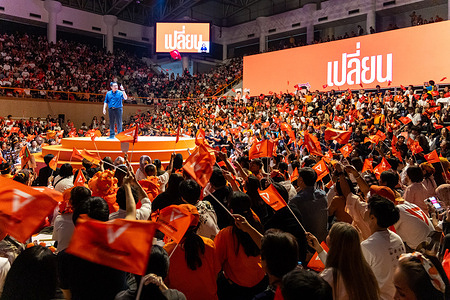 Wiroj Lakkhanaadisorn makes speeches surrounded by supporters at the People’s Party rally at the Thai-Japanese Youth Center. The People’s Party’s final major campaign rally before Thailand’s general election on 8 February, titled ‘People Change the Country’, emphasized citizen participation in shaping Thailand’s future through the electoral process.