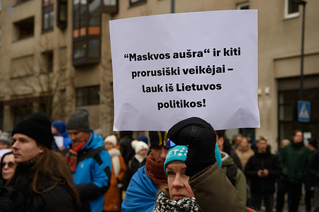 A demonstrator holds a placard saying "We stand as freedom stands, we walk as freedom walks" – expressing solidarity with democratic values during the Cultural Assembly rally. Around 5,000 protesters gathered at Independence Square in Vilnius to voice concerns over the government's appointment of anti-democratic figures to key positions, including the controversial Culture Ministry. The rally, organized by the Cultural Assembly under the "We Are Culture" campaign, drew support from artists, farmers, educators, and citizens across sectors, all demanding accountability and protection of Lithuania's democratic values. Demonstrators carried flags and placards with messages defending the republic against what organizers described as threats from anti-Semitic, pro-Russian political movements.