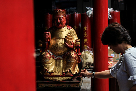 A woman brushes a statue during the celebration at Dharma Ramsi temple in Bandung.
Cleaning the statues of gods is one of the traditions Chinese citizens to welcome Chinese New Year.