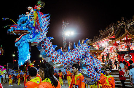 Performers lead a long decorative dragon during the traditional performance. Traditional dragon and lion dances were held at a Chinese temple in Mae Sot, Thailand, to welcome the Year of the Horse. These performances and cultural displays are believed to bring good luck and prosperity. The colorful event marked a festive start to the Lunar New Year in Tak Province.