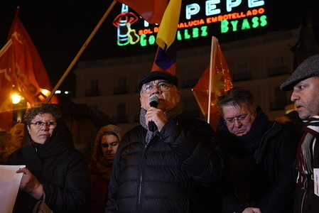 Venezuelan ambassador in Spain, Mario Isea (center) is seen speaking during the protest.
Around 150 people gathered at Puerta del Sol in Madrid to protest showing support to Nicolás Maduro.
