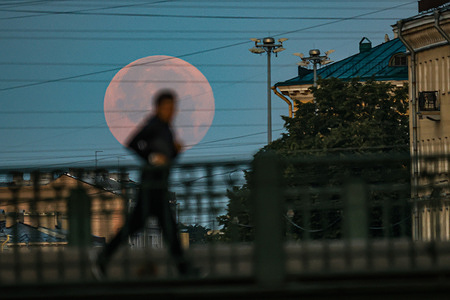 A man runs across a bridge early in the morning with the Moon setting in the background in St. Petersburg. From August 19 to 20, one of the rarest astronomical phenomena will occur - the Supermoon. The term "supermoon" is used to describe a full moon when the Moon is at its closest point to Earth in its elliptical orbit.