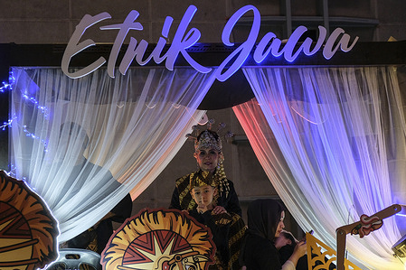 A boy with his mother seen wearing Javanese traditional garment during the event. The Malaysian Ministry of National Unity had organized Harmony Parade 2025 in conjunction with Federal Territories day on 15-16th February 2025 at the Dataran Merdeka. The Harmony Parade aimed to strengthen unity and harmony spirits by showcasing the ethnic diversity, multicultural uniqueness and rich heritages and history about the Malaysian societies. More than 600 participants from 10 ethnic groups, including Malays, Indians, Chinese, Javanese, Sabahans, Sarawakians, Orang Asli, Baba & Nyonya, Siamese, and Chetti had performed during the parades.