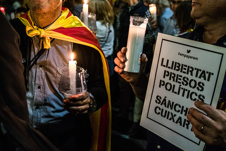 Two people with candles and a placard are seen demanding the freedom of Sanchez and Cuixart during a protest.
Demonstrators took over the streets during the second protest of the day after the admission in prison of Jordi Cuixart and Jordi Sanchez. Around 200,000 people have gathered in Barcelona to ask for the release of the two political prisoners and sovereigntists leaders in prison handed down by judge Carmen Lamela. The demonstrators have the determination to continue with demonstrations and rallies until the release of both of them.