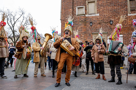 A group of musicians dressed in a Middle Age folklore costume while dancing and singing during the Pucheroki parade at the Main Market Square. Pucheroki is a Polish tradition dating back to the Middle Ages. Originally tied to Easter, it gradually became more secular, incorporating folklore and festive elements. Over time, its religious aspects faced scrutiny, leading to a shift toward joyful celebrations.