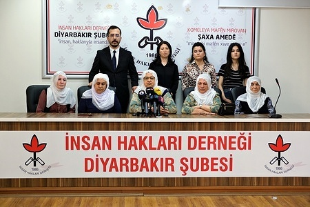 Havva Kiran (C) is seen reading a press release on behalf of the Kurdish Peace Mothers Assembly at a press conference in Diyarbakir. The Kurdish Peace Mothers Assembly called on the Turkish state to fulfill its responsibilities in the peace process with a press conference held at the Human Rights Association (IHD) Branch in Diyarbakir. At the call of Abdullah Ocalan, the leader of the imprisoned Kurdistan Workers' Party (PKK), the armed PKK organization decided to dissolve itself. The peace Decrees between the two sides are continuing.