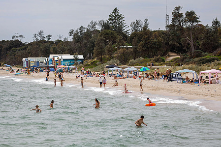 Locals and tourists alike flock to Dromana Beach, making the most of Melbourne's hot summer day. Melbourne’s 36°C heat saw crowds flocking to beaches like Dromana, seeking relief in the water and enjoying the summer atmosphere.