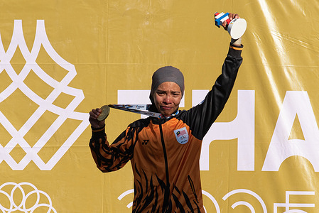 Nur Aisyah Mohammad Zubir of Malaysia poses for a photo after winning a gold medal for the Women’s Track Cycling – Scratch finals in 33rd SEA Games at Velodrome stadium.