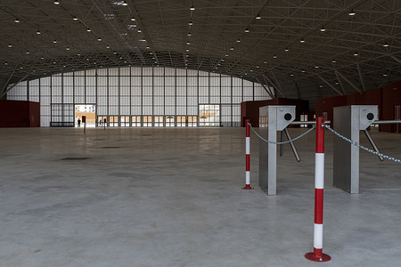 An empty interior view of the new vaccination hub.
Lieutenant general, Francesco Paolo Figliuolo, recently appointed as extraordinary commissioner for the COVID-19 emergency, and Fabrizio Curcio, Head of Department of Civil Protection, visited the new vaccination hubs in Calabria. In Catanzaro, in the seacoast district “Lido”, they visited the new Trade Fair Center selected as potential hub. Sergio Abramo, Mayor of Catanzaro, and Antonino Spirlì, and temporary Regional Governor, guided them during the visit. The increasing of vaccination hubs is considered a priority, especially considering the rising number of cases within the region.