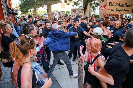 Feminist protesters try to prevent a spectator from attending Gérard Depardieu's concert in Marseille. Several feminist groups have called for the cancellation of Gérard Depardieu's concert in Marseille. Gérard Depardieu is accused of sexual violence, rape and sexual assault, by 14 women. Justice confirmed on March 10, 2022 his indictment for rape and sexual assault due to the existence of serious or concordant indications.