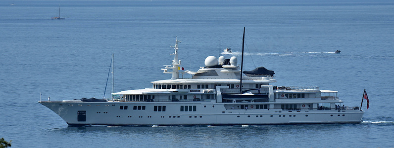 View as the Tatoosh yacht arrives at the French Mediterranean port.