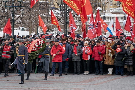 Procession of communists led by Gennady Zyuganov on the square in front of the tomb of the Unknown Soldier by the Kremlin wall.
The Communist Party of the Russian Federation on Tuesday gathered activists of the Left Front, the Lenin Komsomol, the movement For New Socialism, the women's union “Hope of Russia” and other related organizations to lay flowers at the Tomb of the Unknown Soldier in the center of Moscow.
The Communist Party of the Russian Federation on Tuesday gathered activists of the Left Front, the Lenin Komsomol, the movement For New Socialism, the women's union “Hope of Russia” and other related organizations to lay flowers at the Tomb of the Unknown Soldier in the center of Moscow.