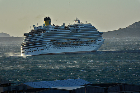 The Costa Diadema heading back to sea after failing to enter the port of Marseille due to strong gusts of wind. The Costa Diadema cruise liner arrives at the French Mediterranean port of Marseille as the sea is rough with strong Mistral gusts. With winds blowing in gusts of more than 110 kilometers/hour, the liner did not succeed in entering the port at first attempt and had to do so again by heading out to sea.