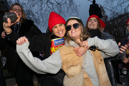 Attendees singing and dancing in Parliament Square. New Zealanders living in the UK gathered in central London to mark Waitangi Day, commemorating the signing of the Treaty of Waitangi, New Zealand’s founding document. The celebrations took the form of a pub crawl, with participants wearing fancy costumes, sharing songs and toasts, and celebrating Kiwi culture and identity.