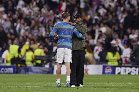 Dean Huijsen (L) of Real Madrid CF and Vincent Kompany (R), the head coach of FC Bayern Munchen, speak at the end of the UEFA Champions League 2025/2026 quarter-finals first leg football match between Real Madrid CF and FC Bayern Munchen at Santiago Bernabeu stadium. Final score Real Madrid CF 1:2 FC Bayern Munchen