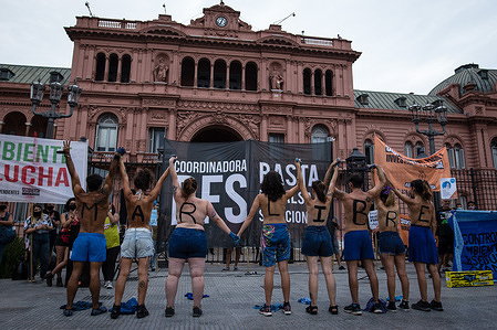 Activists without shirts seen demanding a "free sea" in front of the Casa Rosada, headquarters of the National Government of Alberto Fernandez during the demonstration.
Socio-environmental organizations held an environmental march from the Obelisk to the Plaza de Mayo in the framework of the global "Oceanazo" in defense of the seas and oceans. The action carried out in the City of Buenos Aires, adds to the multiple protests, against the mega exploitation of the sea by oil multinationals.
