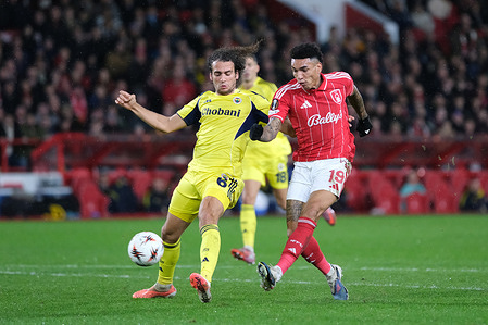 Igor Jesus of Nottingham Forest and Matteo Guendouzi of Fenerbahce seen in action during the UEFA Europa league football match between Nottingham Forest and Fenerbahce at City Ground in Nottingham. Final score ; Nottingham Forest 1: 2 Fenerbahce