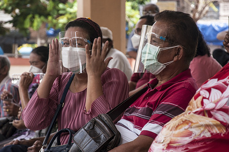 People wearing face shields wait for their turn to receive Pfizer-BioNTech Covid-19 vaccine at Raj Pracha high school in Samut Prakarn.
Bang Chak Hospital in Samut Prakarn province opened for walk-in Vaccination for Samut Prakarn residents to receive their first dose of the Pfizer Vaccine at Raj Pracha High, High risk Samut Prakarn Province residents who qualified for the vaccine are over the age of 60, pregnant, or have pre-existing conditions received their first dose of the Pfizer-BioNTech COVID-19 Vaccine starting at 8am and ending at 2pm, from August 30 to 1 September 1, 2021