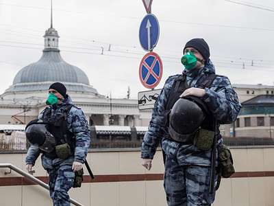 National Guard officers leaving the underpass while wearing face masks during the COVID-19 epidemic.
The National Guard is being deployed in the Moscow city center to help the police to enforce the facemask and social distancing rules in attempt to lower the infection rate of the Covid-19 coronavirus.