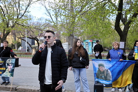 The organizer of the "Letters of Hope" campaign, Ivan Dibrova, addresses those present on Deribasovskaya Street. The weekly campaign in support of prisoners of war has been joined by the "Letters of Hope" campaign and the mobile photo exhibition "The Power of Memory"(portraits of people who went missing during military operations) on Deribasovskaya Street. The goal of the "Letters of Hope" campaign is to collect letters from relatives of military personnel held in Russia and deliver them to the recipients through the Ukrainian Parliament's Commissioner for Human Rights. Ivan Dibrova, organizer of the "Letters of Hope" campaign, former member of the Armed Forces of Ukraine, defender of Mariupol, prisoner of war, was exchanged in 2025.
