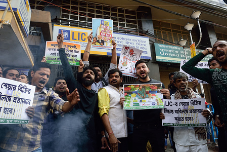 Protesters chant slogans while holding placards in front of the LIC building during the demonstration.
Employee unions of Life Insurance Corporation (LIC) are staging agitations across the country against the government’s decision to divest part of its stake in the country’s largest life insurer.