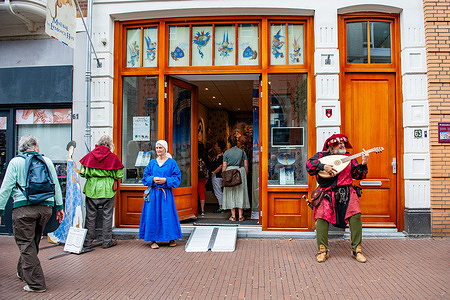 An actor is performing in front of the house where the brothers lived and worked. The Van Lymborch brothers’ festival in Nijmegen, Netherlands, features a colorful parade that pays tribute to the famous Dutch painters. Participants dress as characters from the brothers’ works, especially the illuminated manuscript Très Riches Heures du Duc de Berry, bringing medieval figures to life. The event highlights the brothers’ pioneering role in Dutch painting at the end of the 14th century, known for their realistic depictions of castles, nobles, and peasants. Through the parade, people honor their artistic legacy and enduring influence on how the Middle Ages are imagined today.