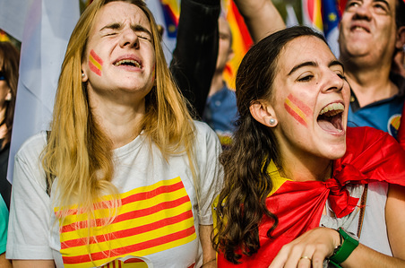 Two young girls show their enthusiasm at the head of the demonstration.
Hispanic Heritage Day is being celebrated across Spain. Loyalist organizations urged thousands of citizens have taken to the streets of Barcelona to reaffirm their Spanish national identity and to reject the Catalan sovereignty process. At the end of the rally some protesters have insulted the local police who were making checks to troublemakers.