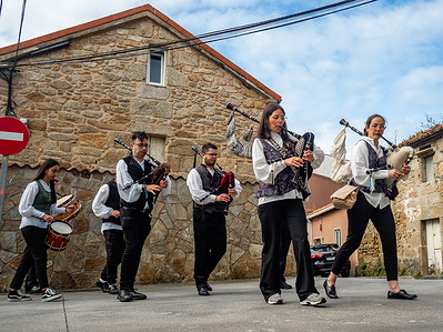 A local band is playing music on the streets for the celebration of Corpus Christi. The Northern Way, a 872 km branch of the Camino de Santiago that traverses northern Spain, passes through several small towns that represent rural Spain well. Some of them are also part of what is known as 'abandoned Spain'.
