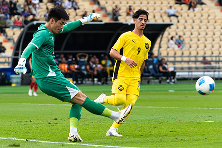 Tran Trung Kien (L) of Vietnam and Daud Abdul Rahman #9 of Malaysia seen in action during the Men's Football group stage match between Vietnam and Malaysia in 33rd SEA Games at Rajamangala National stadium. Final score; Vietnam 2 : 0 Malaysia.