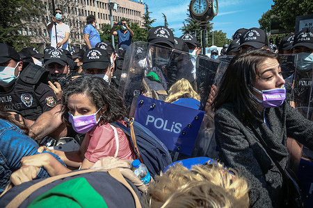 Police seen pushing protesters with their shields during the demonstration.
Turkey withdrew from the Istanbul Convention on March 20, 2021 by the decision of President Recep Tayyip Erdoğan. In the protests held after the decision, tensions arose between the police and the protesters in front of the courthouse in the first case of the detainees at the Ankara Courthouse.