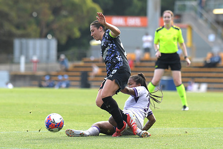 Natalie Tobin (L) of Sydney FC and Naomi Thomas-Chinnama (R) of Perth Glory seen in action during the 2025/26 Ninja A-League Women Round 3 match between Sydney FC and Perth Glory held at the Leichhardt Oval. Final score Sydney FC 2 : 0 Perth Glory.