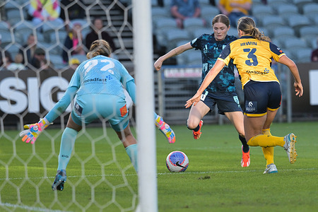 Casey Dumont (L), Ashley Irwin (R) of Central Coast Mariners FC and Cortnee Brooke Vine (M) of Sydney FC are seen in action during the Liberty A-League 2023-24 season Semi Final 2 (Leg 1) match between Central Coast Mariners FC and Sydney FC at the Industree Group Stadium. Final score; Sydney FC 1: 0 Central Coast Mariners FC.