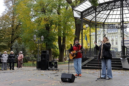 The SVITANOK band performs for an audience at the City Garden. A concert dedicated to World Humanitarian Day was held at the City Garden. The purpose of such concerts is to support the morale of the population in the context of the ongoing military aggression of the Russian Federation.