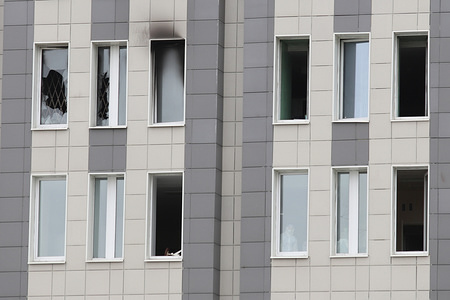 Broken windows with smoke during the fire.
A short circuit caused a fire outbreak at the 6th floor in an intensive care unit of the Saint George hospital in the Severny prospect area, which reportedly killed at least five patients.